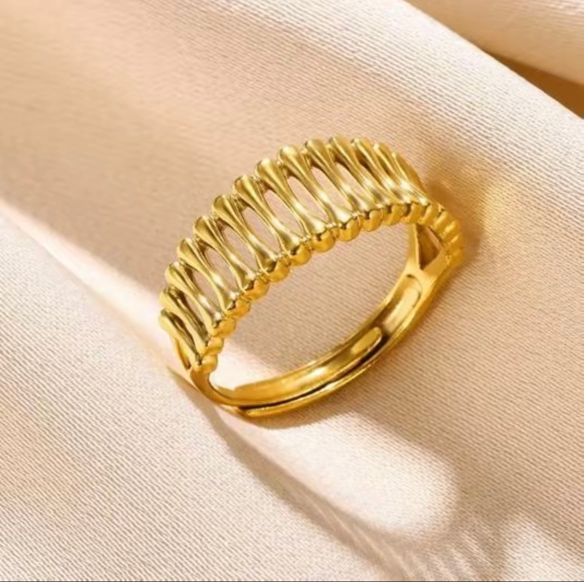 Donella adjustable ring